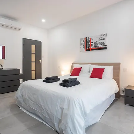 Balluta Bay Seaside 4-bedroom Near Sandy Lejlighed