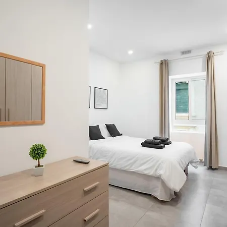 Balluta Bay Seaside 4-bedroom Near Sandy Lejlighed