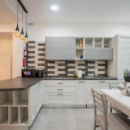 Balluta Bay Seaside 4-bedroom Near Sandy Apartament *