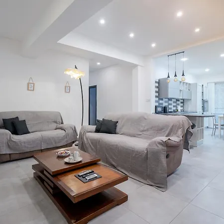 Balluta Bay Seaside 4-bedroom Near Sandy
