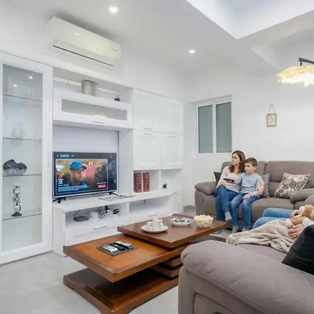 Balluta Bay Seaside 4-bedroom Near Sandy *