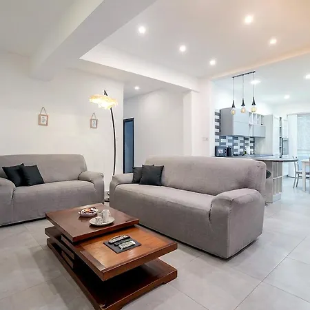 Balluta Bay Seaside 4-bedroom Near Sandy Apartament St. Julian's