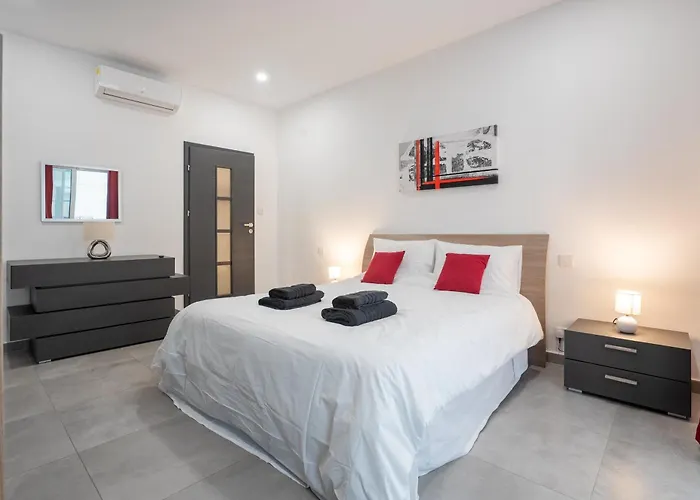 Balluta Bay Seaside 4-bedroom Near Sandy Lejlighed