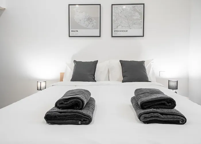 Balluta Bay Seaside 4-bedroom Near Sandy